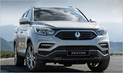 © SsangYong Motors Deutschland · REXTON Kraftvoller 2,2-Liter-Diesel erfüllt Abgasnorm Euro 6d-Temp  SCR-Katalysator reduziert Schadstoffemissionen deutlich Das SsangYong Flagschiff ist mit seiner Anhängelast von 3,5 Tonnen universell einsetzbar und sicher unterwegs.